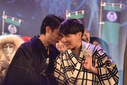 言葉を交わす山田孝之（左）と濱田岳（右）。