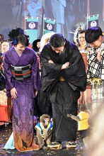 猿になつかれる山田孝之（中央）。