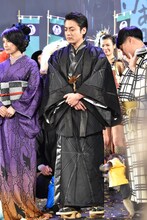 猿になつかれる山田孝之（中央）。