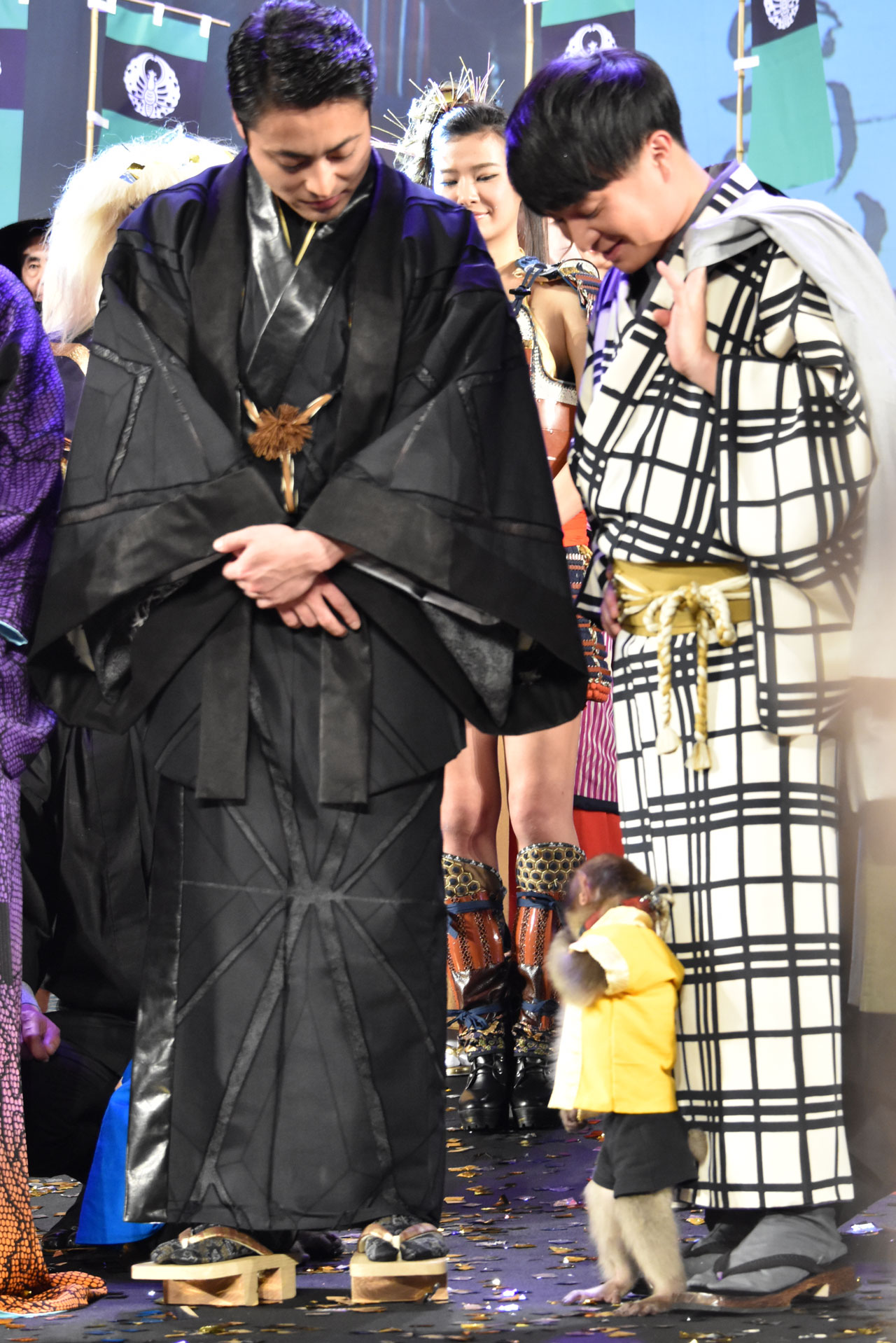 自由に歩き回る猿を見つめる山田孝之（左）と濱田岳（右）。