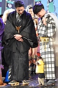 猿を見て微笑む山田孝之と濱田岳。