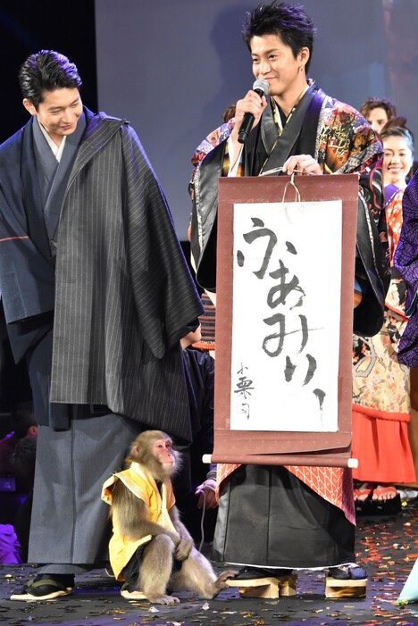 居心地がいいのか、向井理(左)の足元から動こうとしない猿。