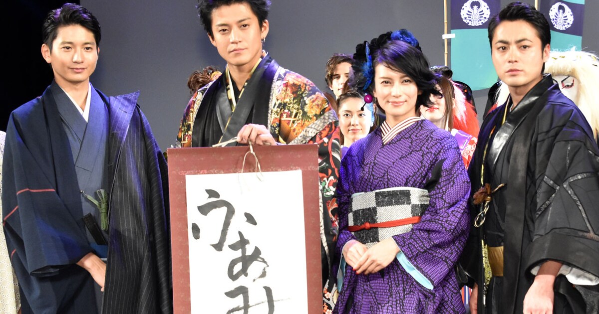 小栗旬、柴咲コウらがランウェイをド派手に飾る、「信長協奏曲」完成 
