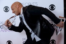 ピープルズ・チョイス・アワード 2016の授賞式ではしゃぐヴィン・ディーゼル。（写真提供：JIM RUYMEN / UPI / Newscom / ゼータ イメージ）