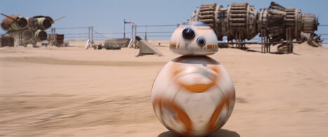 「スター・ウォーズ／フォースの覚醒」より、砂漠を走るBB-8。(c)2015 Lucasfilm Ltd. & TM. All Rights  Reserved