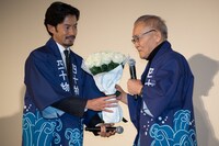 石橋冠（右）に花束を渡す竹野内豊（左）。