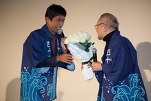 石橋冠（右）に花束を渡す江口洋介（左）。