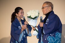 石橋冠（右）に花束を渡す優香（左）。