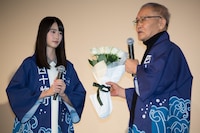 石橋冠（右）に花束を渡す高橋ひかる（左）。