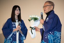 石橋冠（右）に花束を渡す高橋ひかる（左）。