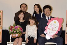 「はなちゃんのみそ汁」全国拡大公開記念舞台挨拶の様子。上段左から阿久根知昭、一青窈。下段左から広末涼子、赤松えみなちゃん、滝藤賢一。