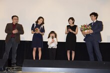 「はなちゃんのみそ汁」全国拡大公開記念舞台挨拶の様子。左から阿久根知昭、一青窈、赤松えみなちゃん、広末涼子、滝藤賢一。