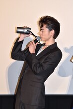 中島裕翔にカメラを向ける菅田将暉。