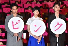 「ピンクとグレー」初日舞台挨拶の様子。左から柳楽優弥、夏帆、菅田将暉。