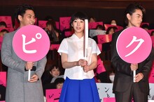 「ピンクとグレー」初日舞台挨拶の様子。左から柳楽優弥、夏帆、菅田将暉。