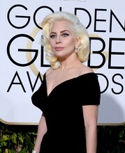 第73回ゴールデングローブ賞授賞式に出席したレディー・ガガ。（写真提供：JIM RUYMEN / UPI / Newscom / ゼータ イメージ）