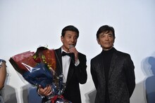 ファンから花束を受け取った舘ひろし（左）と柴田恭兵。