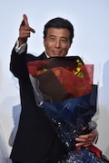 ファンから花束を受け取った舘ひろし。