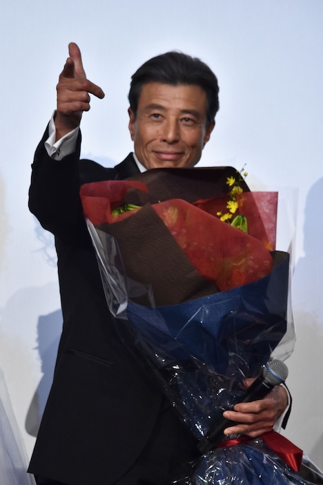 ファンから花束を受け取った舘ひろし。