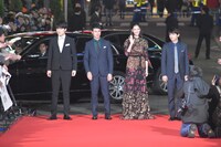 左から入江甚儀、夕輝壽太、菜々緒、吉沢亮。