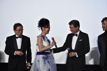 立ち位置を間違えた浅野温子（中央左）を連れ戻す舘ひろし（中央右）。