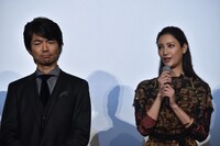 左から仲村トオル、菜々緒。