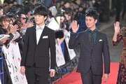 レッドカーペットを歩く入江甚儀（左）、夕輝壽太（右）。