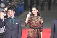 レッドカーペットを歩く夕輝壽太（左）、菜々緒（右）。