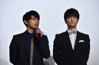 左から吉沢亮、入江甚儀。