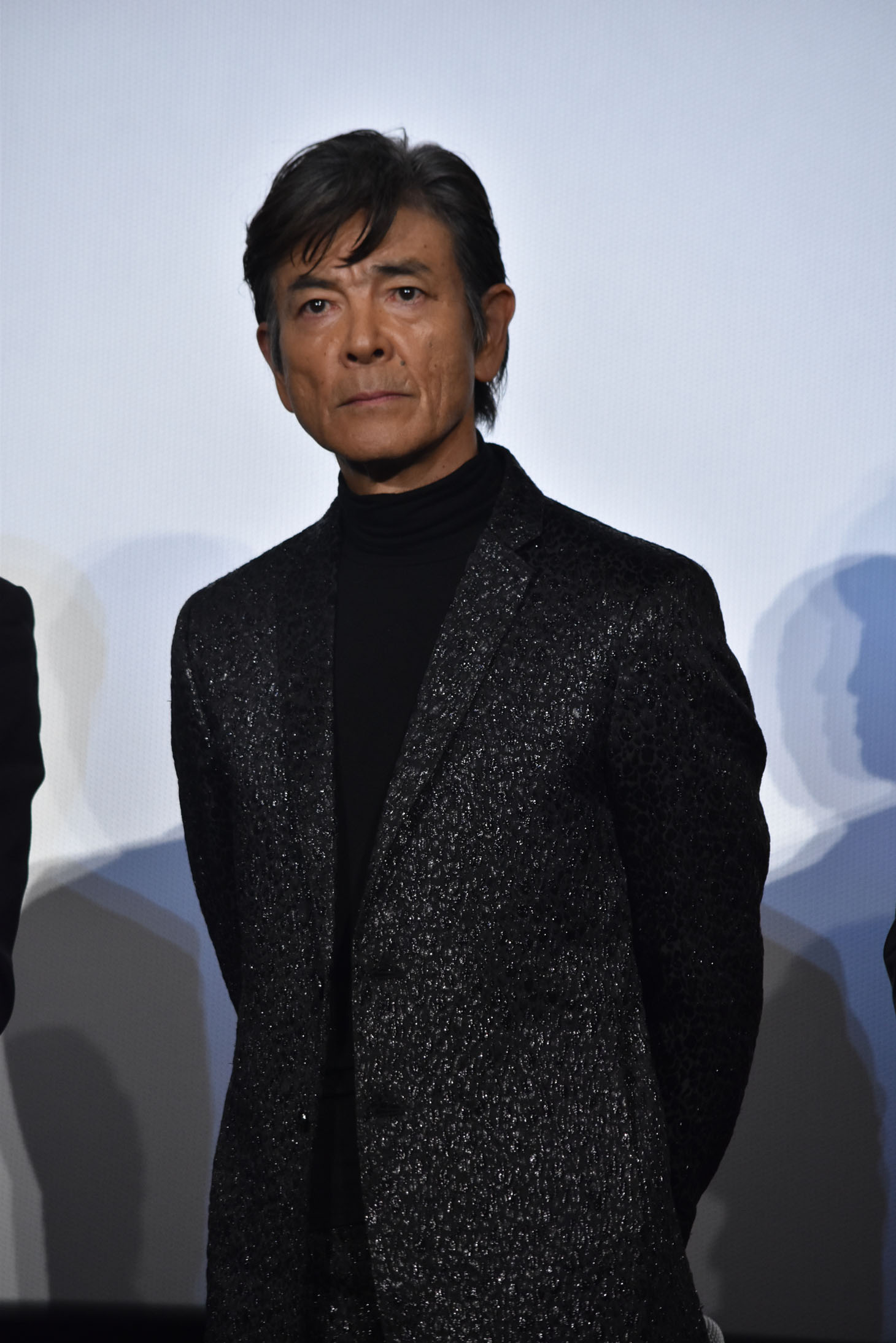 現在64歳ながら劇中で全力疾走を披露している柴田恭兵。
