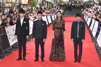 左から入江甚儀、夕輝壽太、菜々緒、吉沢亮。