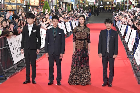 左から入江甚儀、夕輝壽太、菜々緒、吉沢亮。