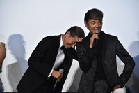 柴田恭兵（右）にセリフが覚えられないことについて言及され、笑う舘ひろし（左）。