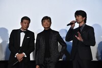 仲村トオル（右）の話に厳しい顔つきで耳を傾ける舘ひろし（左）