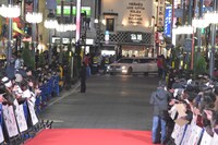 メインキャストを載せたリムジンが会場に近づいてくる様子。