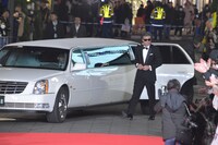 リムジンを降り颯爽と登場した舘ひろし。