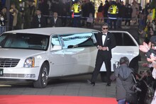 リムジンを降り颯爽と登場した舘ひろし。