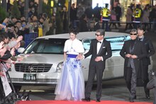 浅野温子（中央左）をエスコートする舘ひろし（中央右）。