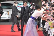 レッドカーペットを歩くメインキャストたち。