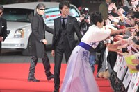 レッドカーペットを歩くメインキャストたち。