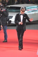 レッドカーペットを歩く舘ひろし。