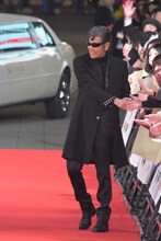 ファンサービスをする柴田恭兵。