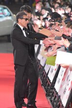 ファンサービスをする舘ひろし。