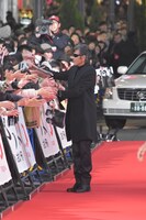 レッドカーペットを歩く柴田恭兵。