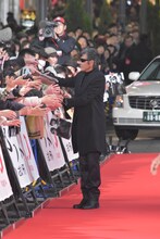 レッドカーペットを歩く柴田恭兵。