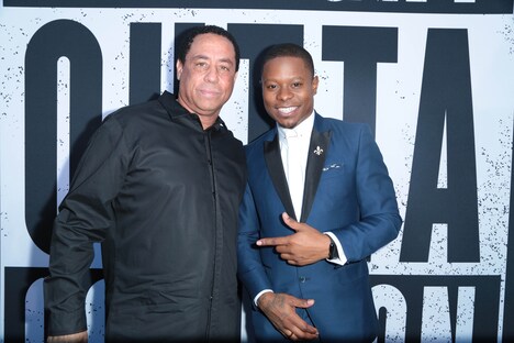 左からDJイェラ、イージー・E役のジェイソン・ミッチェル。