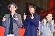 左から宮藤官九郎、桐谷健太、森川葵。