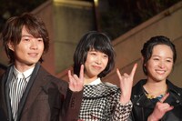 左から神木隆之介、森川葵、清野菜名。