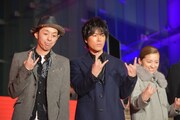 左から宮藤官九郎、桐谷健太、尾野真千子。