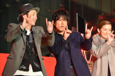 左から宮藤官九郎、桐谷健太、尾野真千子。